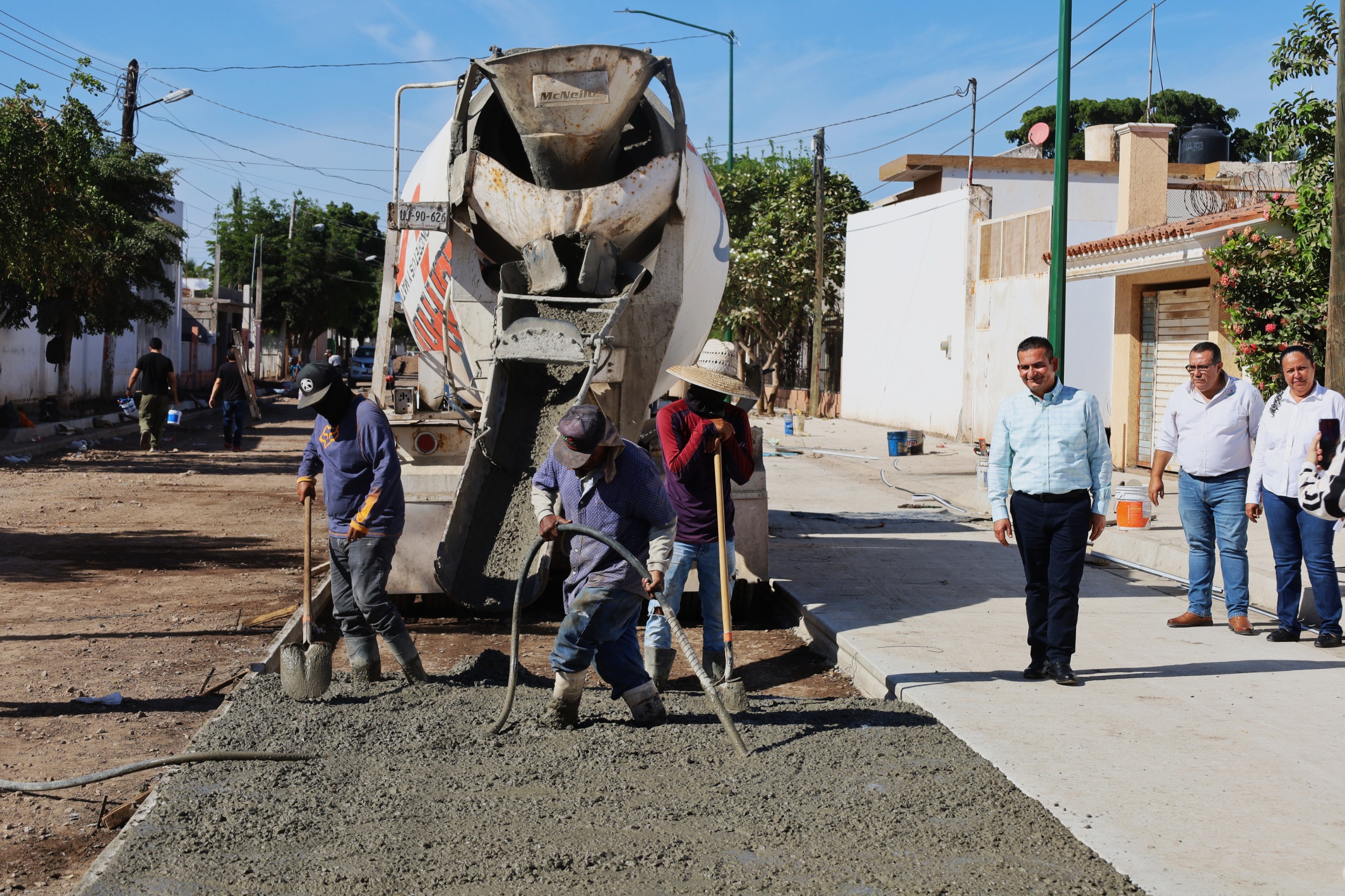 El Alcalde de Navolato supervisa obras de pavimentación y alumbrado para garantizar calidad y buen uso de recursos