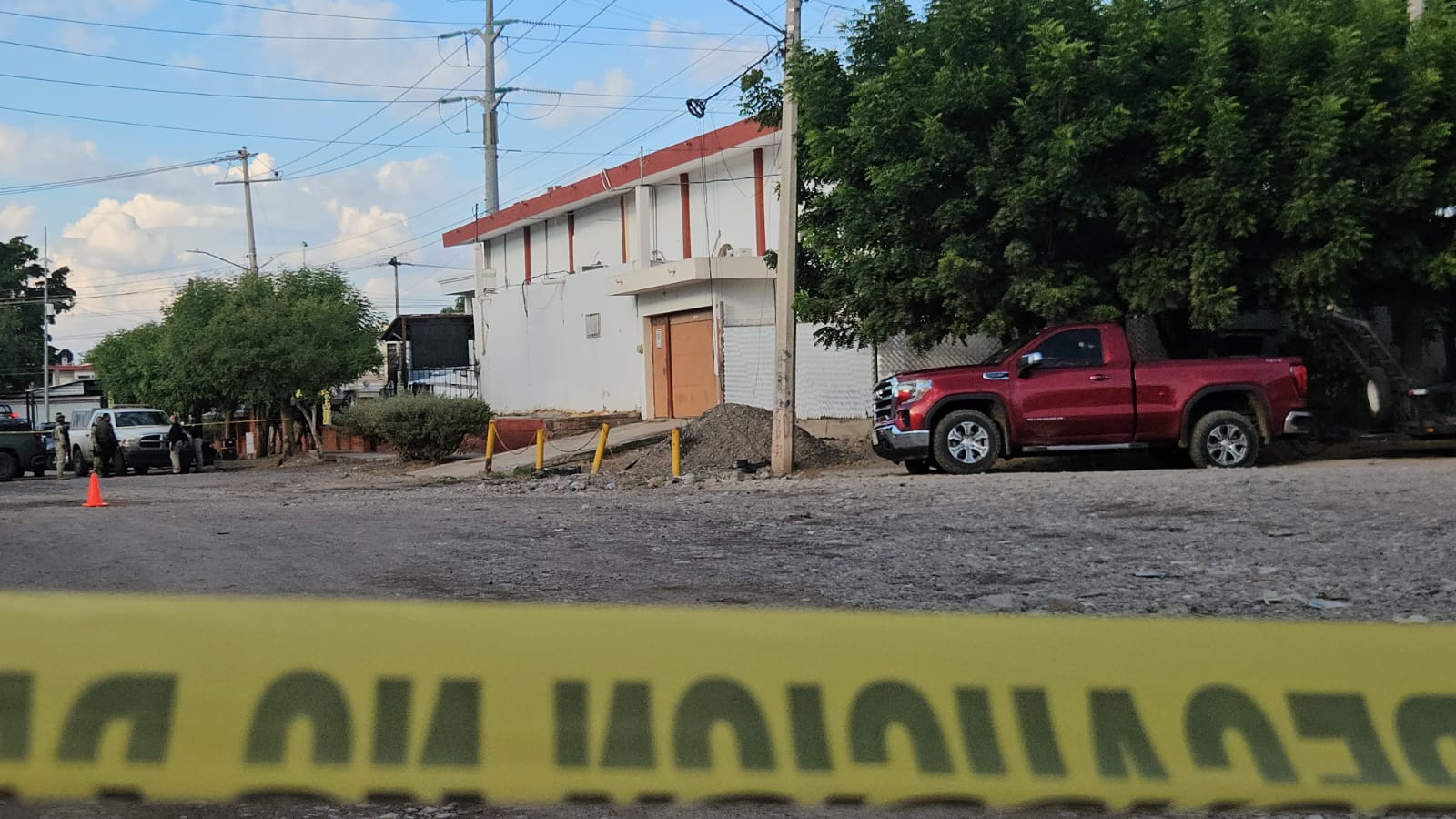 Grupo armado rafaguea una sierra roja con remolque en la Colonia Emiliano Zapata |VIDEO