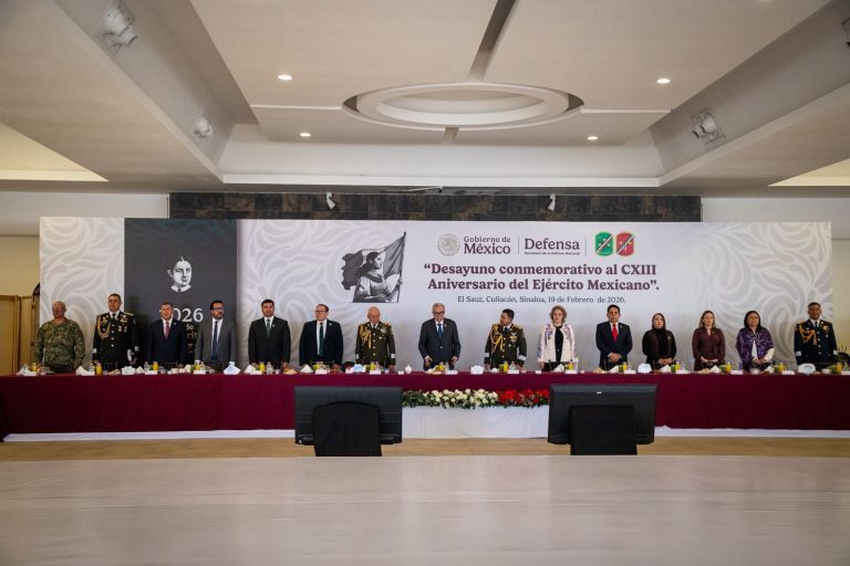 Alcalde Juan de Dios Gámez acompaña al Ejército Mexicano en su 113 aniversario