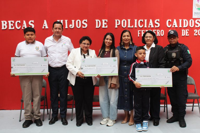 Ayuntamiento de Navolato entrega becas a hijas e hijos de policías caídos