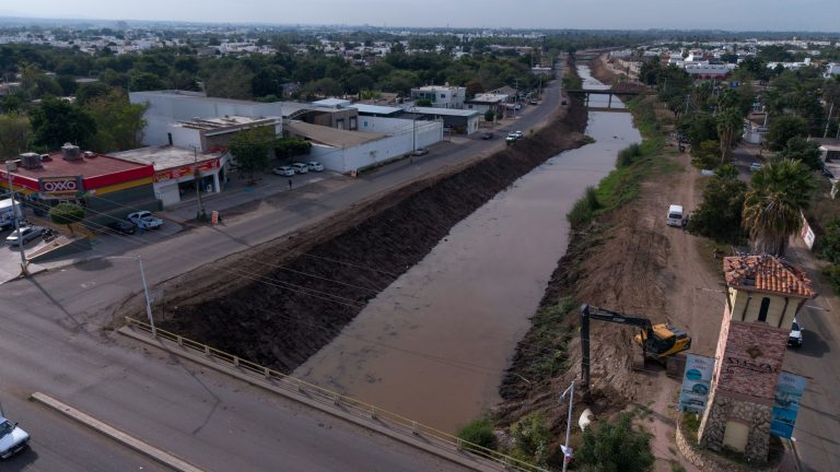 Avanza jornada permanente de desazolve y limpieza de afluentes en Culiacán