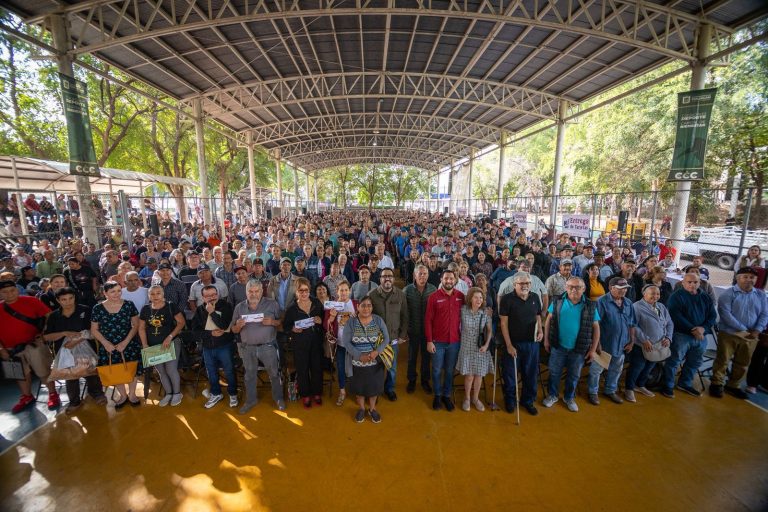 “Por el bien de todos, primero los que lo necesitan”: Juan de Dios Gámez durante la entrega de tarjetas a adultos mayores