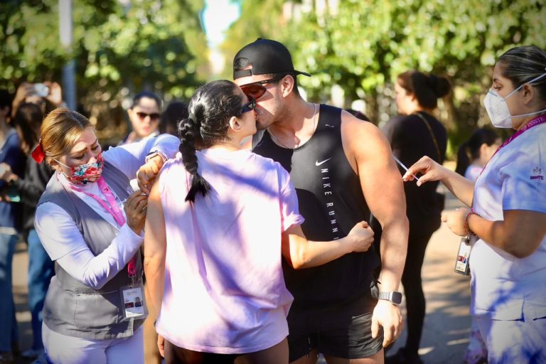 Con gran participación ciudadana, acuden a vacunarse contra el sarampión en macrocentros