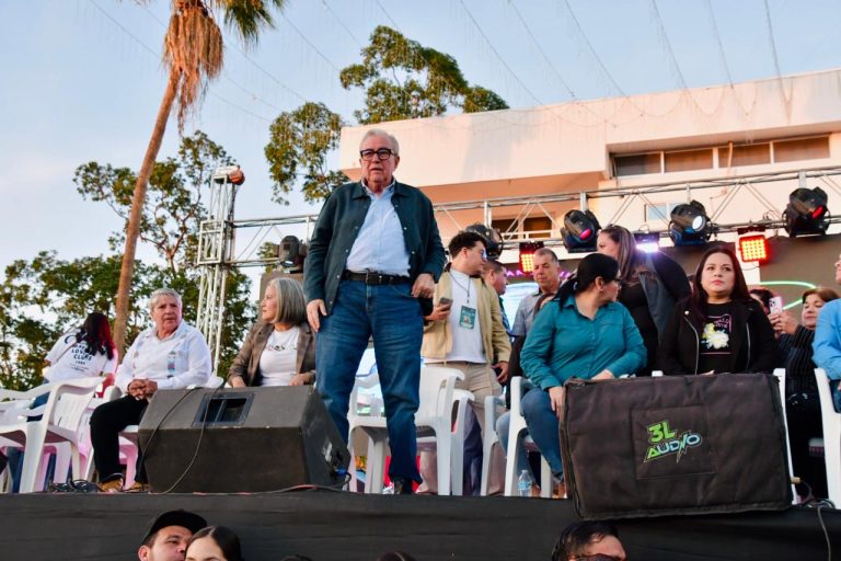 Gobernador Rocha acompaña a más de 120 mil personas al desfile en el Carnaval Guamúchil 2026