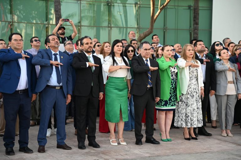 ¡Identidad y compromiso social! Encabeza el Rector Jesús Madueña Molina honores en el Día de la Bandera, reafirmando valores cívicos y educativos