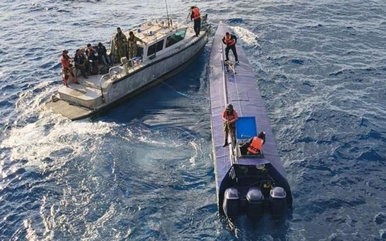 Con apoyo de EE.UU. interceptan semisumergible con casi 4 toneladas de droga en Colima