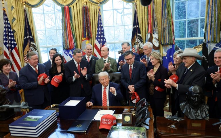 Trump firma ley para reabrir gobierno de Estados Unidos