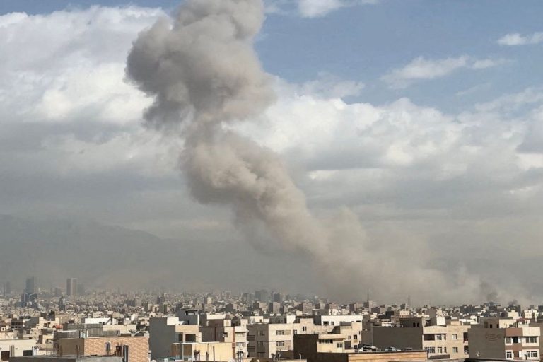 Estados Unidos e Israel lanzan un ataque masivo contra el corazón del poder en Irán