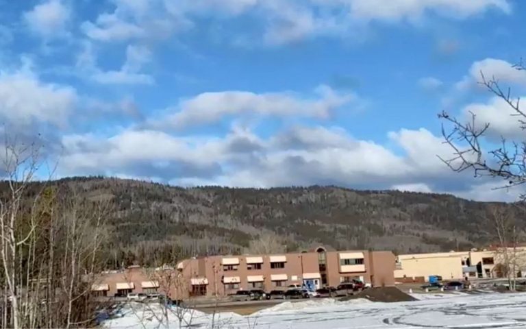 Tiroteo en escuela de Tumbler Ridge deja 10 muertos; entre las peores matanzas de los últimos 40 años en Canadá