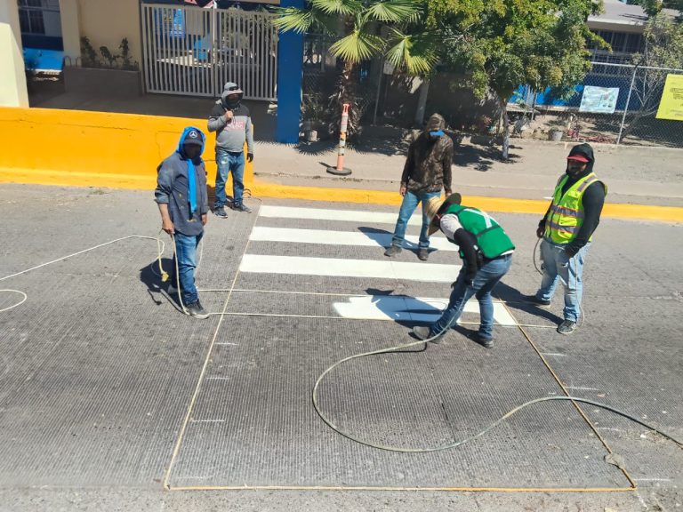 Refuerzan seguridad vial con señalización y pintura en distintos puntos de la ciudad