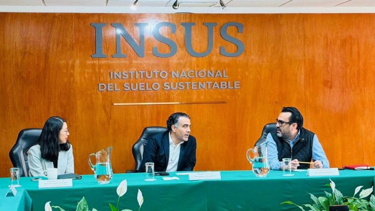 Juan de Dios Gámez gestiona regularización de predios; prevén mil escrituras para familias de Culiacán