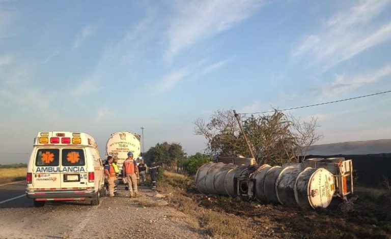 Vuelca tráiler cargado con combustible por la maxipista, a la altura de Costa Rica