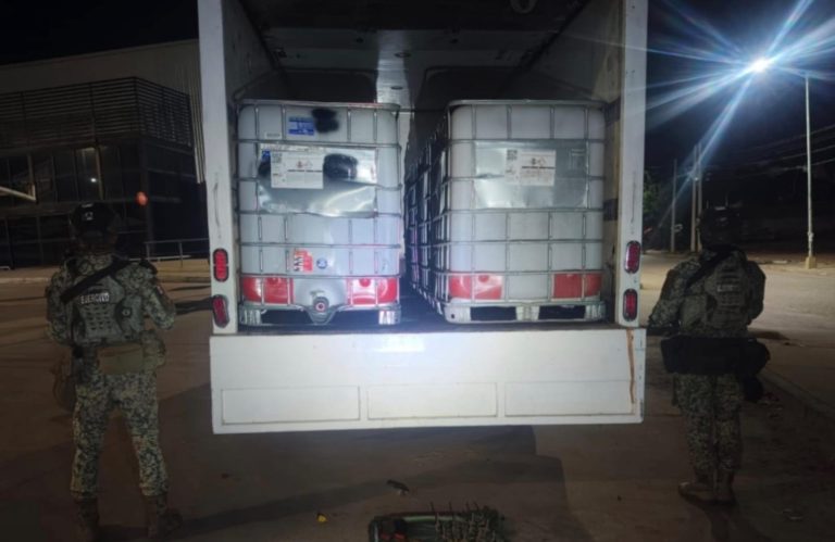 En Mazatlán, asegura vehículo con bidones para transportar gasolina, ponchallantas, cargadores y cartuchos 