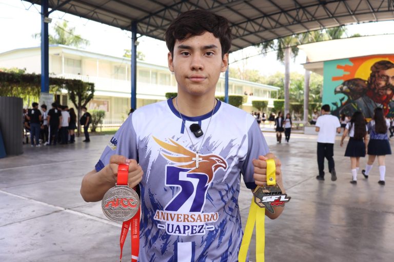 Miguel Ángel Castro, alumno de la Preparatoria Emiliano Zapata, triunfa en el "Gran Torneo de Artes Marciales"; gana medalla de oro en Jiu-Jitsu