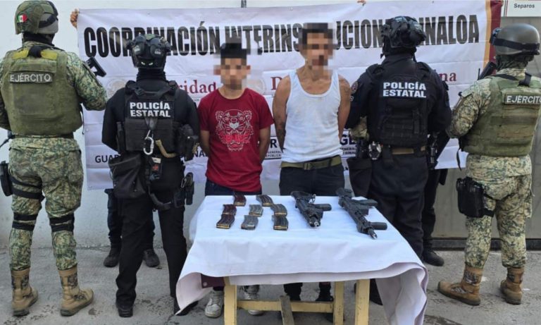 Detienen a 2 sujetos armados con rifles, cargadores y municiones en Escuinapa