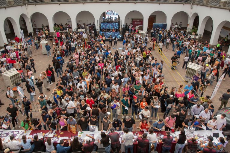 Gran ambiente y alta afluencia en la entrega de kits para la Flash Night Run en Culiacán