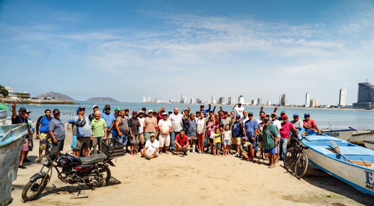 Tere Guerra se reúne con pescadores del puerto mazatleco
