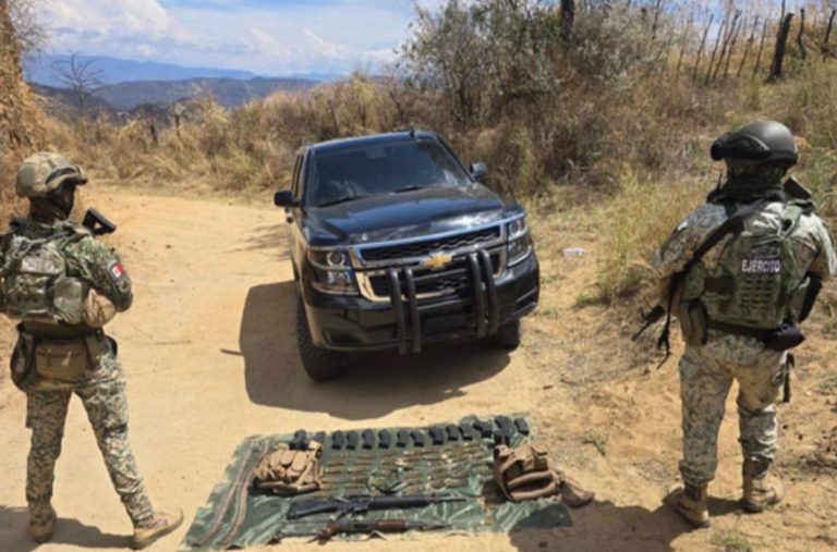En Badiraguato: asesguran vehículo con reporte de robo, armas largas, cargadores, cartuchos y chalecos balísticos