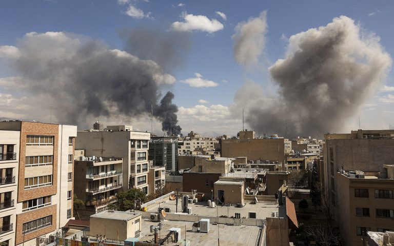 Israel golpea el 'corazón' de Teherán, mientras Irán ataca bases estadounidenses y objetivos israelíes