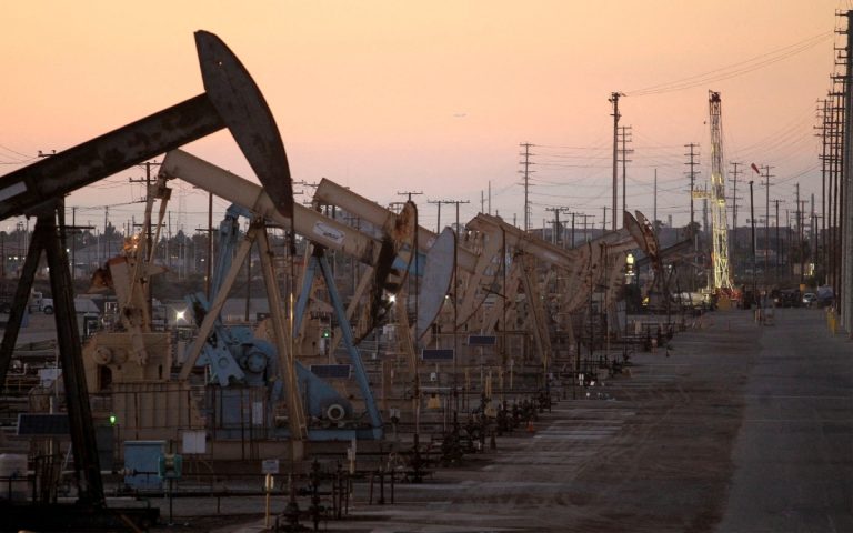 EE.UU. autoriza la compra temporal de petróleo ruso para contener la escalada de precios