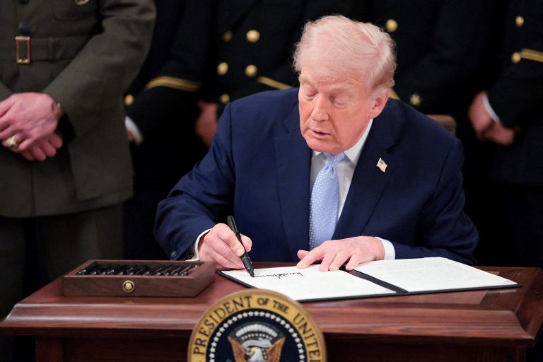 La firma de Trump llega a los billetes de dólar