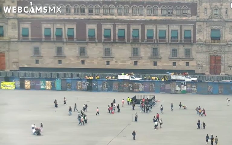 Colocan vallas metálicas en el Zócalo previo a marcha del 8M