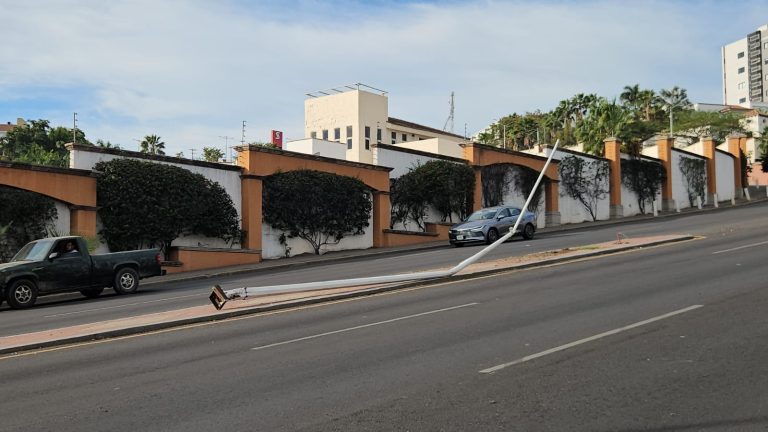 Joven mujer se accidenta bajando la Obregón en el Residencial Ventana: se niega a ser trasladada por cruz roja |VIDEO