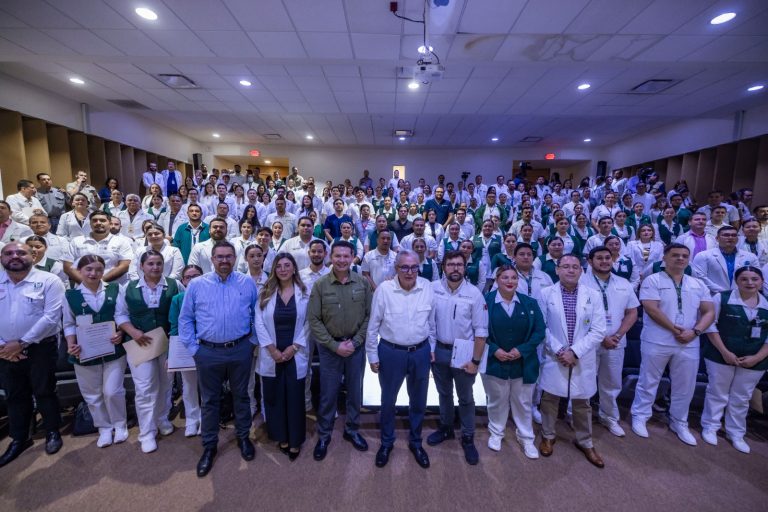 Gobernador Rocha y director del IMSS Bienestar, Alejandro Svarch, dan la bienvenida a 154 especialistas de la salud