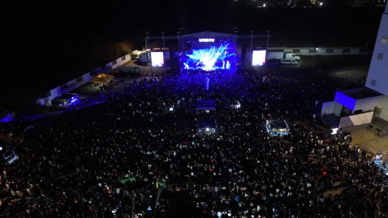 Más de 10 mil personas asisten al concierto de Pancho Barraza en la Semana de la Moto