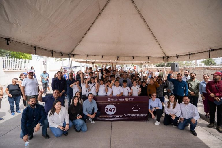 "Venimos a escuchar”; Juan de Dios al inaugurar tres calles para llegar a la pavimentación 247 en Culiacán