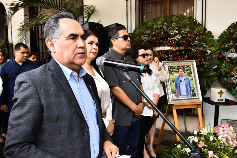 Encabeza el Rector Jesús Madueña Molina emotivo homenaje póstumo a la trayectoria de Jesús Guadalupe Salazar “Fanny”, pilar del servicio universitario