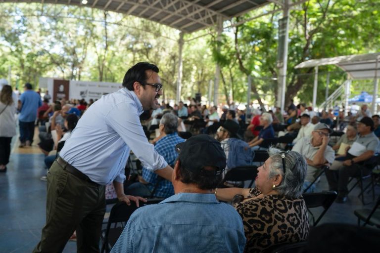 Más de mil adultos mayores recibieron la tarjeta de Pensiones del Bienestar; “es importante que estos programas sigan”