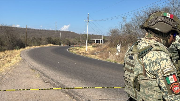 Antonio es asesinado cuando conducía en su moto por carretara a Tepuche