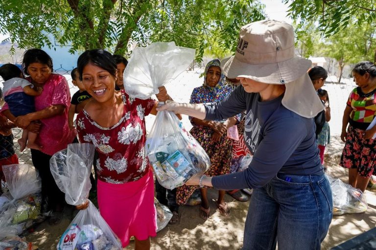 Lleva DIF Sinaloa atención alimentaria directa a comunidad indígena Los Mimbres en Choix