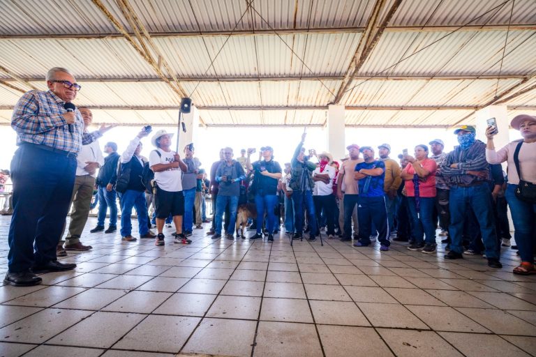 Gobernador Rocha Moya se reunió con miembros de comunidades indígenas de Ahome