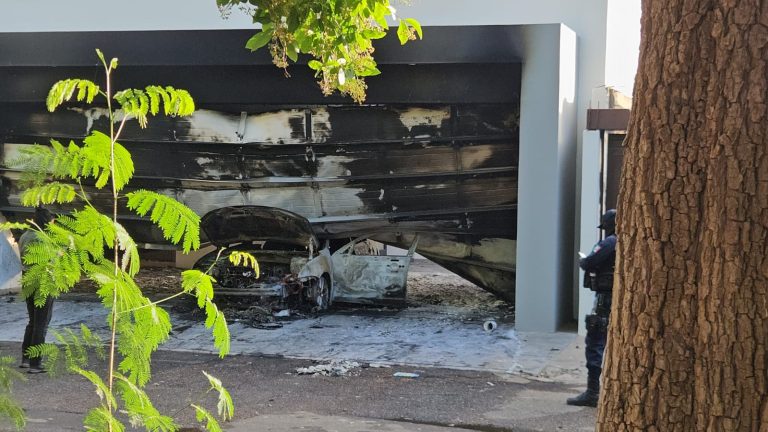 En Las Quintas grupo armado vandaliza e incendia una residencia |VIDEO