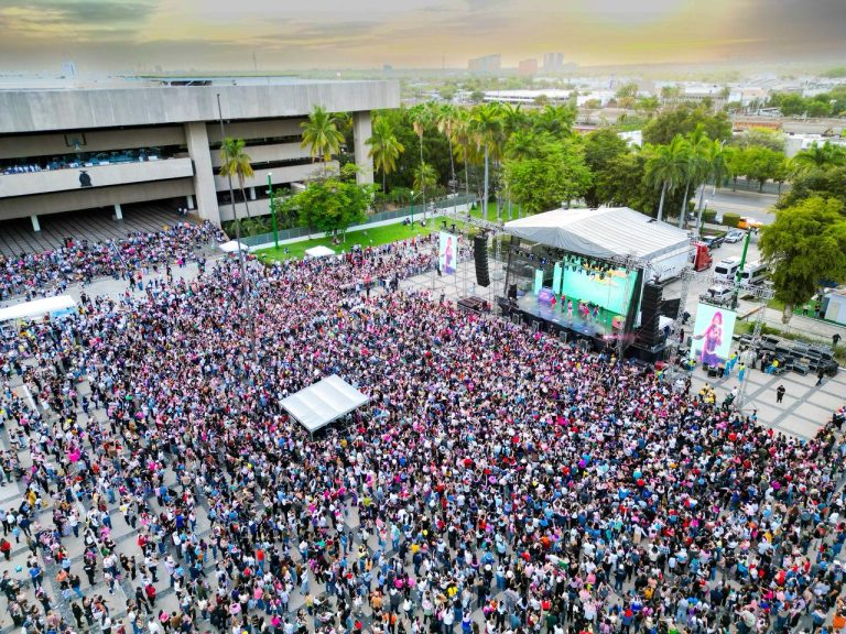 Más de 20 mil asistentes celebran el Día de la Niñez Sinaloense, en Palacio de Gobierno