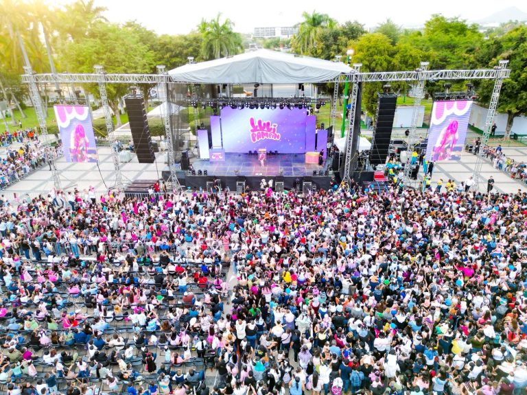 Más de 20 mil personas se reúnen en la Explanada de Palacio de Gobierno para celebrar a la niñez sinaloense