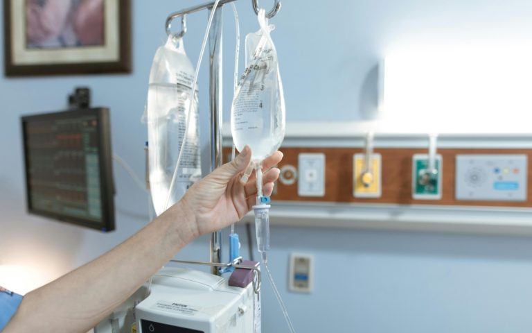 Aumentan a ocho las muertes por sueros vitaminados en Sonora