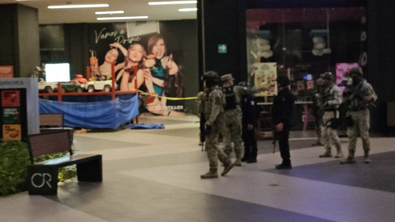 Se desatan balaceras en la plaza cuatro ríos: se confirman 3 personas asesinadas y una mujer herida |VIDEOS