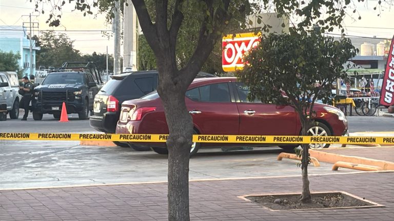 Grupo armado asesina a José Alfredo en las afueras de un oxxo en el Fraccionamiento Urbivillas del Sol |VIDEO