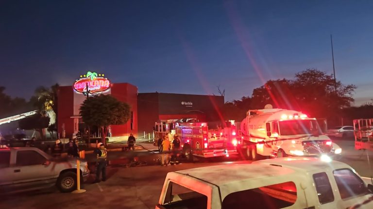 Sujetos arrojan artefacto explosivo e incendian el Casino Tropicana en el desarrollo urbano tres ríos |VIDEO