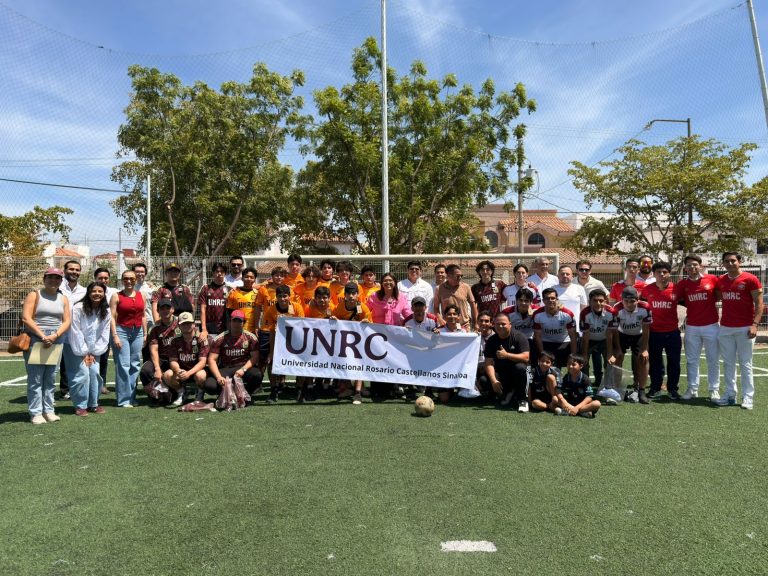 Sthefany Rea dona uniformes deportivos para Universidad Nacional Rosario Castellanos