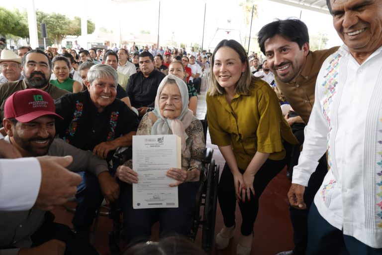 Gobernadora Yeraldine entregó títulos de propiedad que dan certeza jurídica a familias de Mocorito