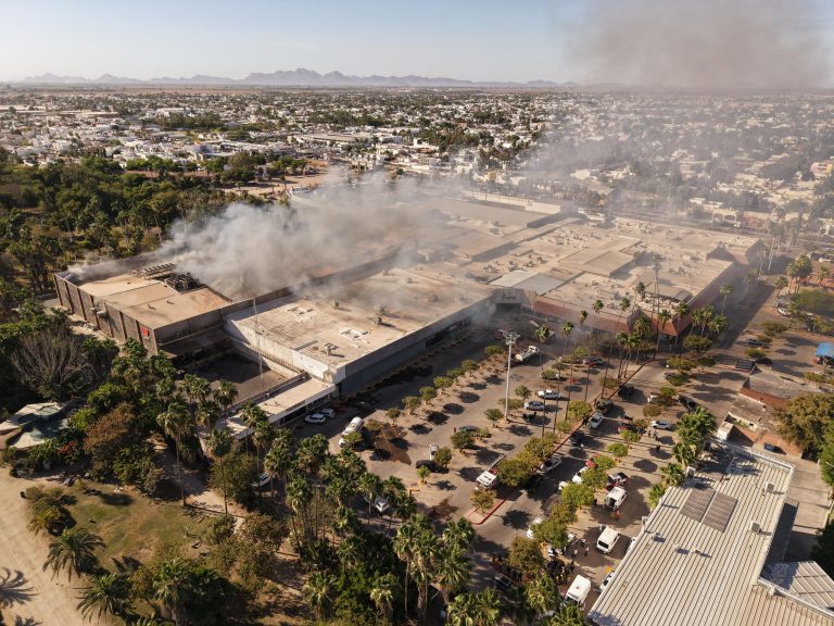 Continúan labores de atención y control tras incendio en plaza comercial de Los Mochis