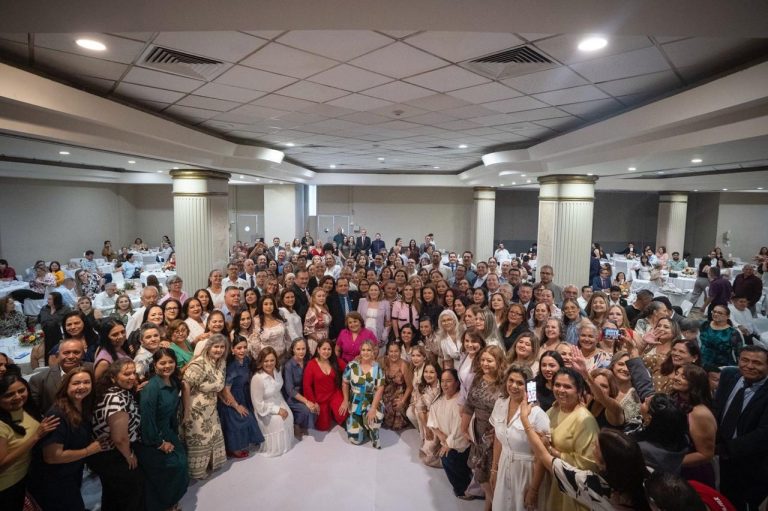 Encabezan alcaldesa Ana Miriam Ramos y la gobernadora Yeraldine Bonilla reconocimiento al mérito docente en Culiacán
