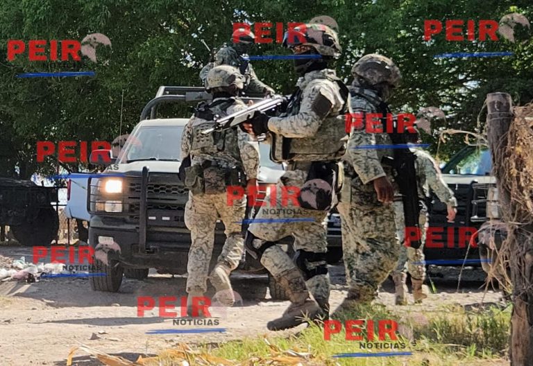 Persecución por carretera la 20 deja un vehículo militar accidentado, dos sujetos armados son detenidos y otros más logran escapar