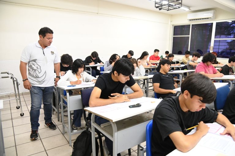 "Nos llena de orgullo apoyarlos”: Monitores universitarios, el rostro de la fraternidad en la UAS; infunden confianza y orgullo a los miles de aspirantes