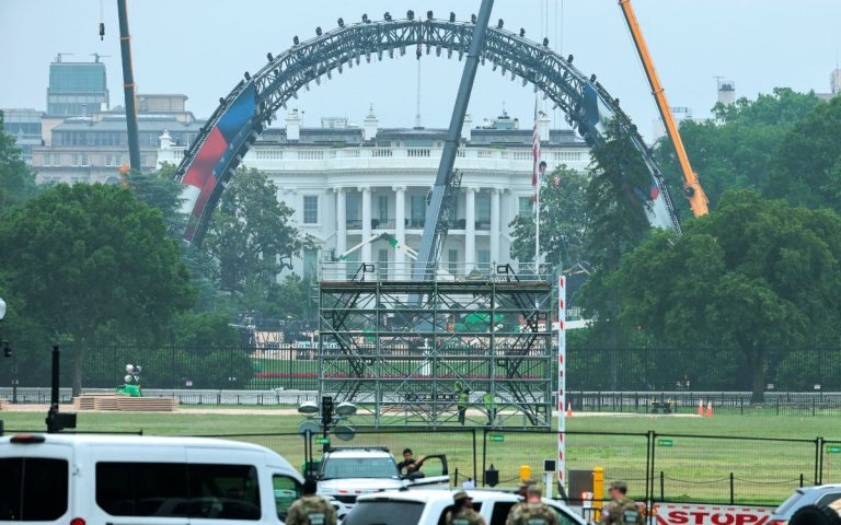 Construyen estadio en la Casa Blanca para velada de la UFC por el cumpleaños 80 de Trump