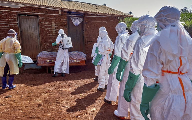 OMS eleva a más de 900 los casos sospechosos de ébola en RDC; más de 100 contagios confirmados